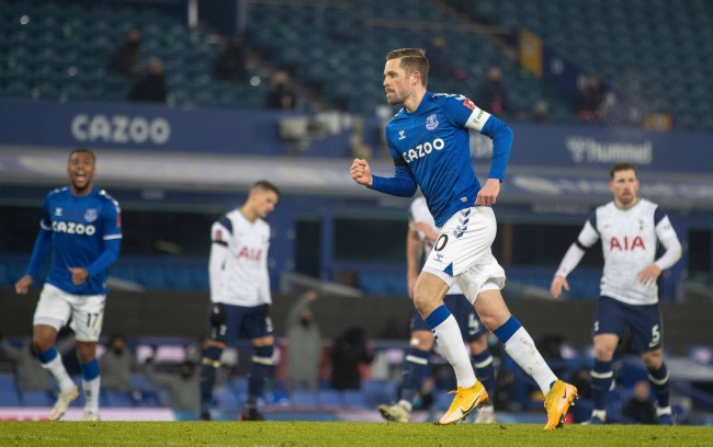 首回合为何向裁判展示队徽？詹卢卡-曼奇尼：希望他尊重罗马.